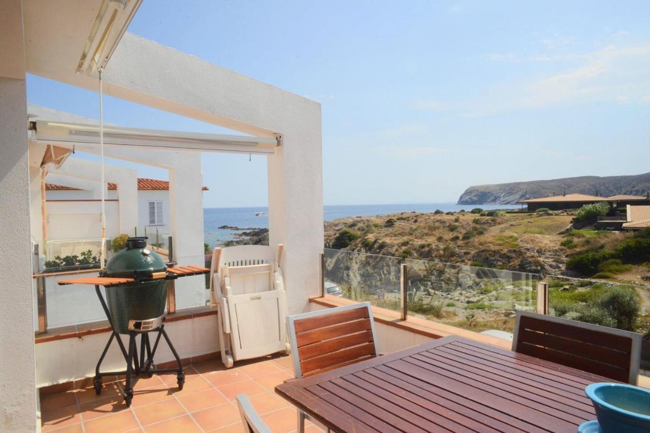 Beachfront Duplex With Terrace And Sea Views - Cadaques Exterior photo